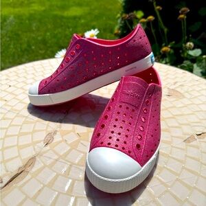 Native Jefferson Kids Water Shoes in Pink and White